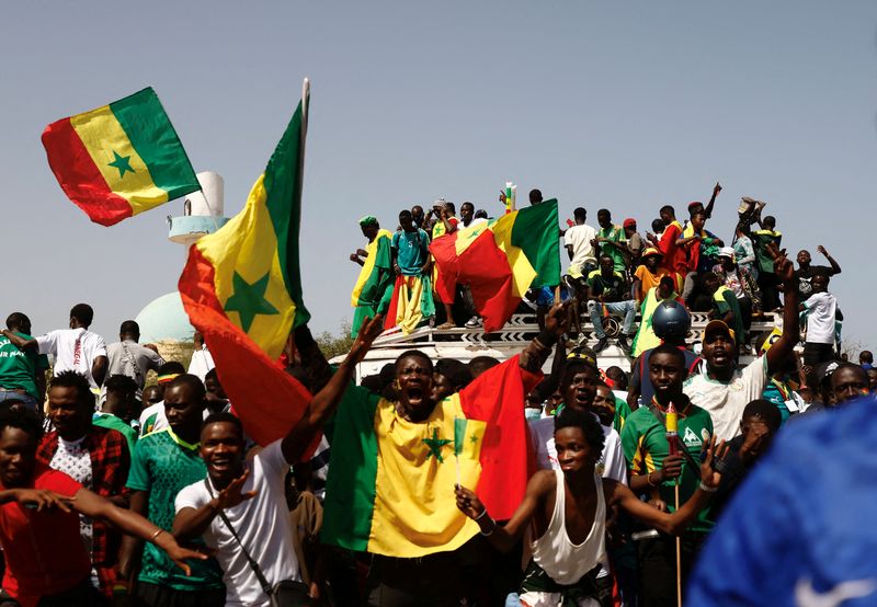 &copy; Reuters. مشجعون يحتفلون بفوز منتخب السنغال الفائز بكأس الأمم الافريقية لكرة القدم في داكار يوم الإثنين. تصوير: زهرة بن سمرا - رويترز.