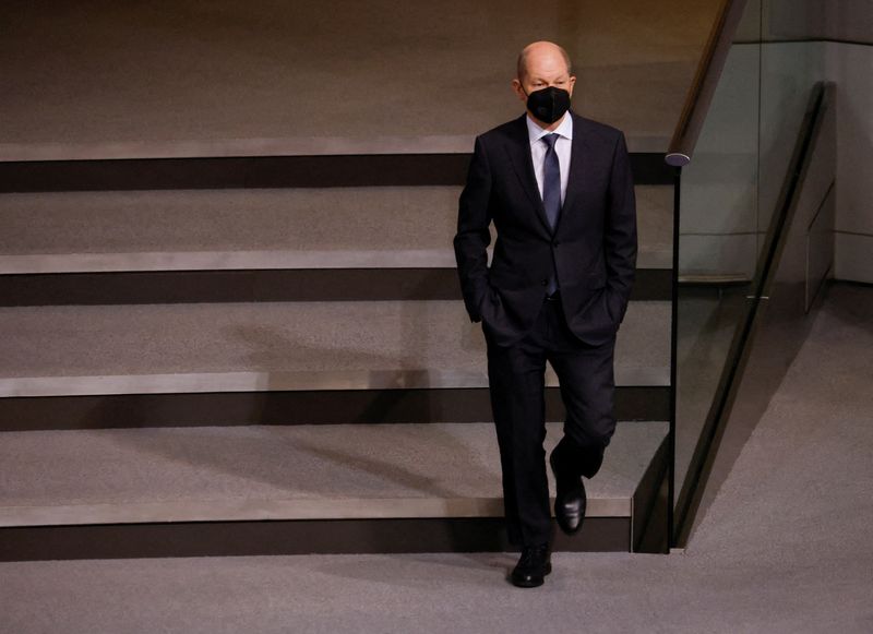 &copy; Reuters. FILE PHOTO: German Chancellor Olaf Scholz walks in the lower house of parliament Bundestag in Berlin, Germany, January 26, 2022. REUTERS/Michele Tantussi/File Photo