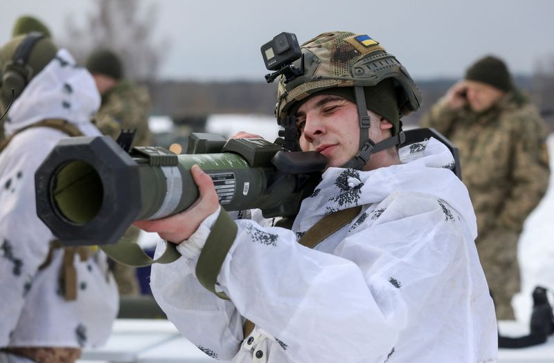 &copy; Reuters. Un miembro del servicio ucraniano aprende a utilizar un arma M141 suministrada por Estados Unidos, durante unos ejercicios en el Centro Internacional de Seguridad para el Mantenimiento de la Paz, cerca de Yavoriv, en la región de Lviv, Ucrania. 4 de febr