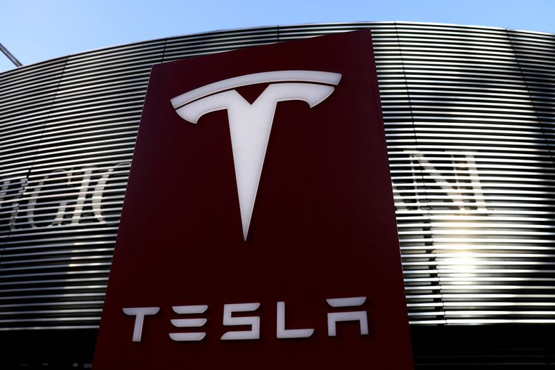 © Reuters. FILE PHOTO: A logo of the electric vehicle maker Tesla is seen near a shopping complex in Beijing, China January 5, 2021. REUTERS/Tingshu Wang/File Photo