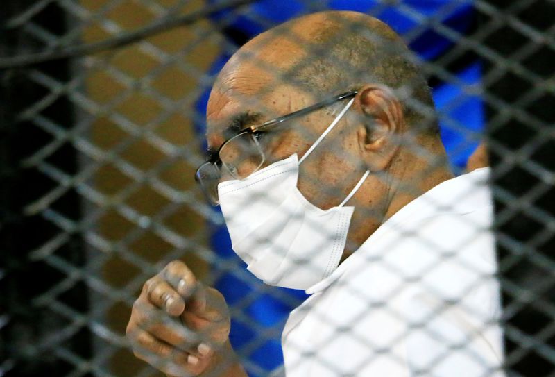 © Reuters. الرئيس المعزول عمر البشير خلال جلسة محاكمة في الخرطوم. صورة من أرشيف رويترز.