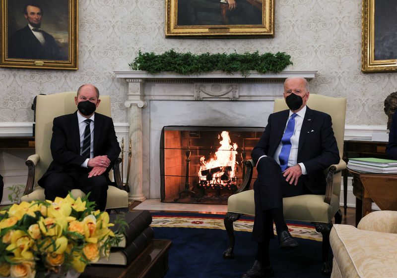 © Reuters. U.S. President Joe Biden meets with Germany’s Chancellor Olaf Scholz in the Oval Office at the White House in Washington, U.S., February 7, 2022. REUTERS/Leah Millis