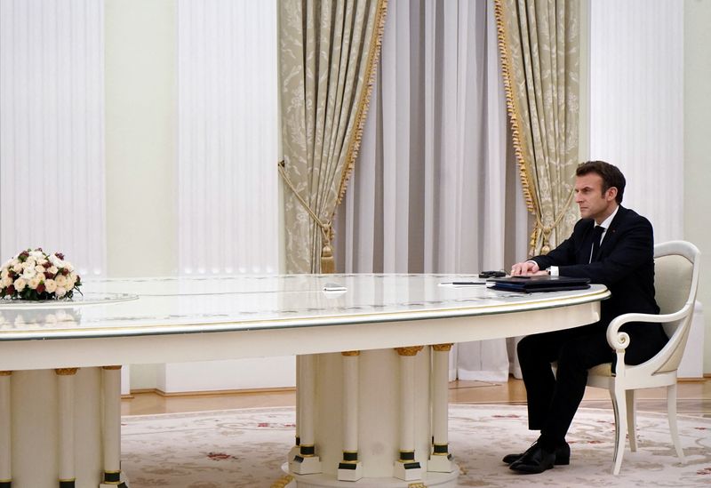 &copy; Reuters. Le président français Emmanuel Macron a déclaré lundi qu'il était dans l'intérêt de tous de préserver la paix en Europe, à l'issue de son entretien avec son homologue russe Vladimir Poutine consacré à la situation aux frontières de l'Ukraine. 