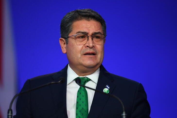 &copy; Reuters. FOTO DE ARCHIVO. El expresidente de Honduras, Juan Orlando Hernández, habla en una conferencia de prensa durante la útima cumbre de la ONU por el cambio climático en Glasgow.  Noviembre 1, 2021. Andy Buchanan/Pool via REUTERS