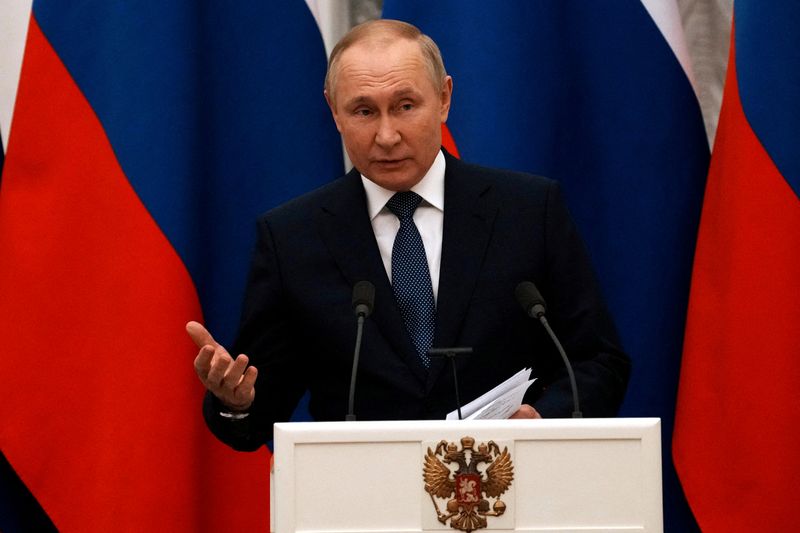 &copy; Reuters. الرئيس الروسي فلاديمير بوتين خلال مؤتمر صحفي في موسكو يوم الاثنين. صورة من ممثل لوكالات الأنباء. 