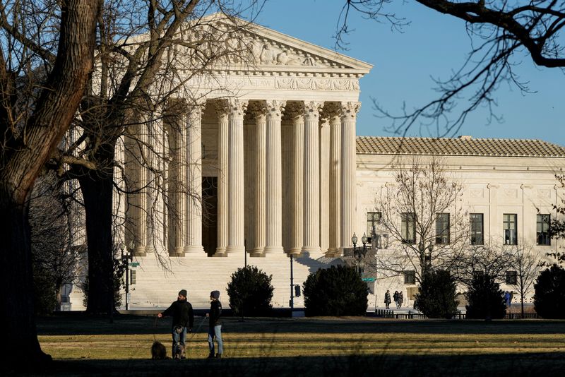 &copy; Reuters. FILE PHOTO: The U.S. Supreme Court stands in Washington, U.S., February 6, 2022. REUTERS/Joshua Roberts/File Photo