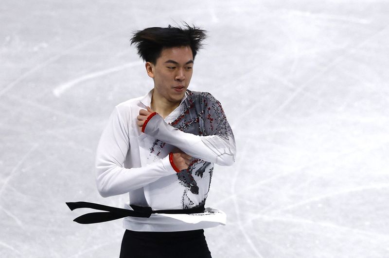 &copy; Reuters. 　北京冬季五輪、フィギュアスケート男子の米国代表ビンセント・ゾウ（２１）は７日、新型コロナウイルスの検査で陽性だったため、同大会のシングルを欠場すると発表した。北京で６日