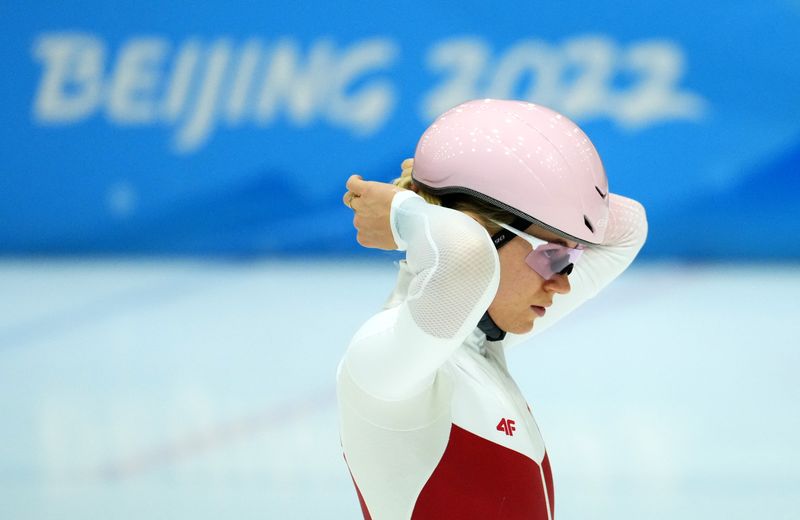 © Reuters. 　北京冬季五輪ショートトラック女子の有力選手、ポーランド代表ナタリア・マリシェフスカは７日、新型コロナウイルス検査を受けて自主隔離していたホテルで深夜３時に大会関係者の訪問を受け、救急車で大泣きすることになった状況を振り返った（２０２２年　ロイター）