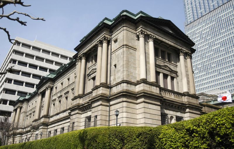 © Reuters. FILE PHOTO: The Bank of Japan building is pictured in Tokyo March 18, 2009. REUTERS/Yuriko Nakao