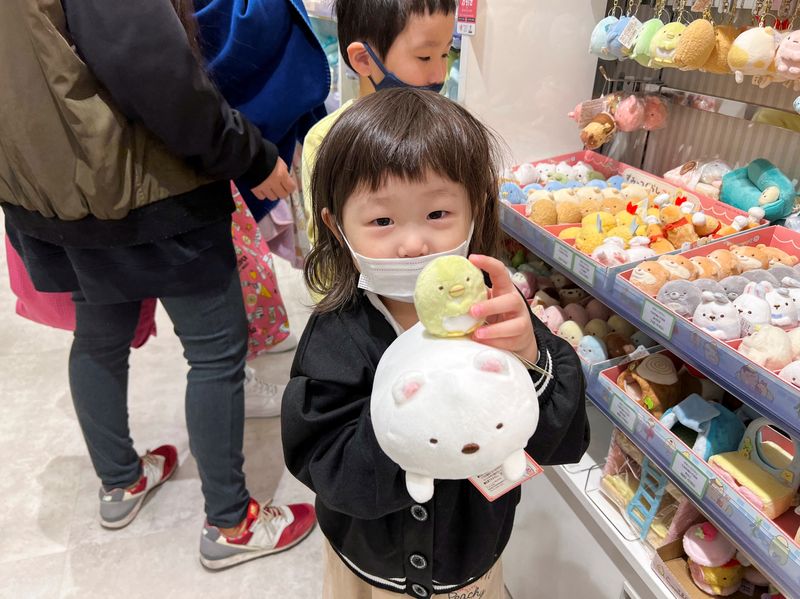 © Reuters. Children of Keiki Nambu and his wife Takako enjoy shopping, amid the coronavirus disease (COVID-19) pandemic, in Tokyo, Japan January 7, 2022. Picture taken January 7, 2022.  REUTERS/Akiko Okamoto