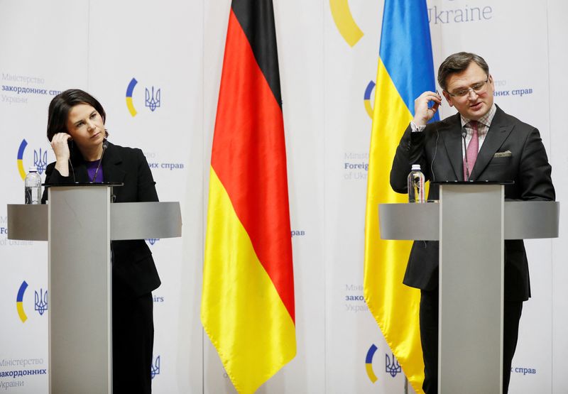 &copy; Reuters. La ministra alemana de Asuntos Exteriores, Annalena Baerbock, y el ministro ucraniano de Asuntos Exteriores, Dmytro Kuleba, asisten a una rueda de prensa conjunta en Kiev, Ucrania. 7 de febrero de 2022. REUTERS/Gleb Garanich/Pool