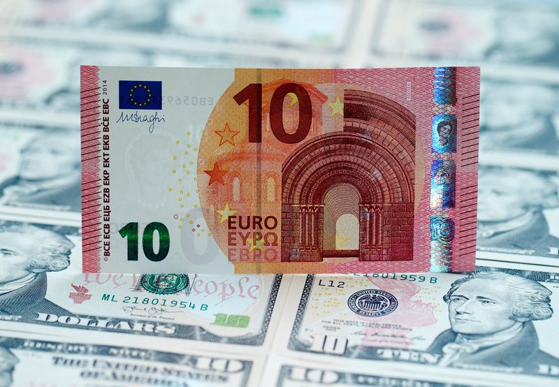 &copy; Reuters. U.S. dollar and euro banknotes are seen in this picture illustration, March 16, 2015.    REUTERS/Heinz-Peter Bader/Illustration/File Photo