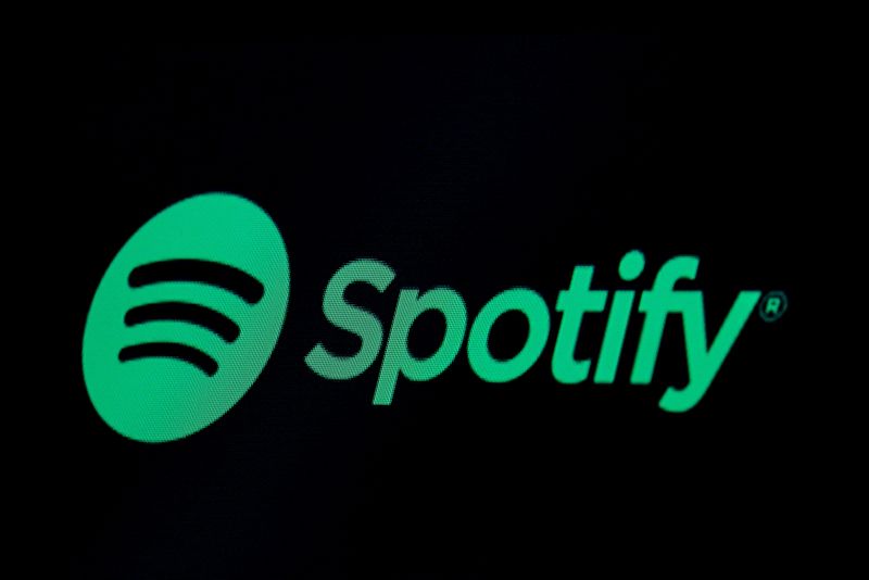 &copy; Reuters. FOTO DE ARCHIVO: El logo de Spotify en una pantalla en el parqué de la Bolsa de Nueva York (NYSE) en Nueva York, Estados Unidos, 3 de mayo de 2018. REUTERS/Brendan McDermid