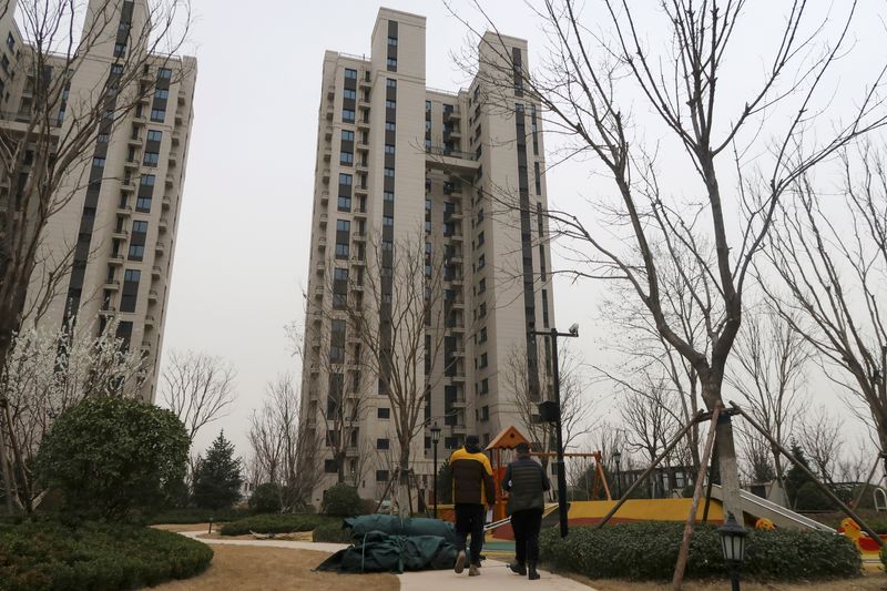 &copy; Reuters. FILE PHOTO: People walk inside the apartment compound Taoyuan Xindu Kongquecheng developed by China Fortune Land Development, in Zhuozhou, Hebei province, China March 19, 2021. REUTERS/Lusha Zhang
