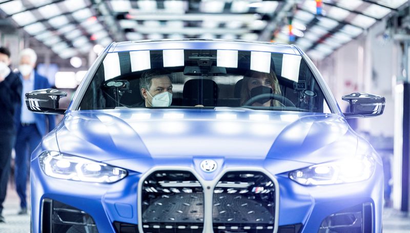 &copy; Reuters. 欧州自動車工業会（ＡＣＥＡ）は８日、今年の欧州連合（ＥＵ）の乗用車販売が７．９％増加するとの見通しを示した。写真はＢMWの電気自動車に試乗するドイツのハベック経済相。ミュン