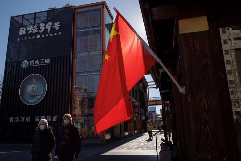 &copy; Reuters. 中国共産党機関紙、人民日報は８日の論説記事で、中国は「野蛮な成長」を避けるために管理や市場の監督強化など、資本の「秩序ある発展」を促すべきと主張した。写真は中国国旗と歩行