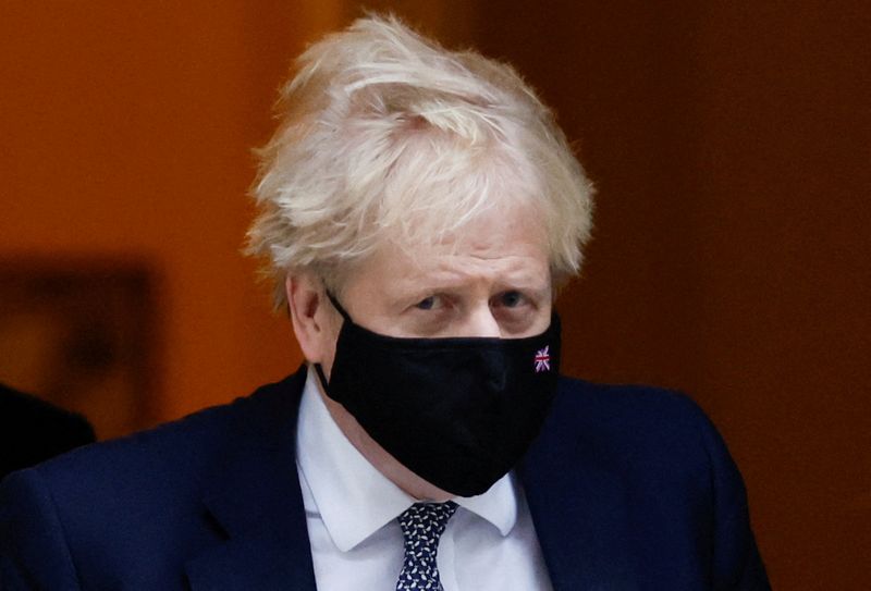 © Reuters. FOTO DE ARCHIVO: El primer ministro británico, Boris Johnson, frente a Downing Street en Londres, Reino Unido, 25 de enero de 2022. REUTERS/Peter Cziborra      