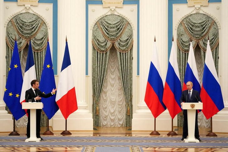 Путин согласился пока не начинать новые маневры вблизи Украины -- французский чиновник