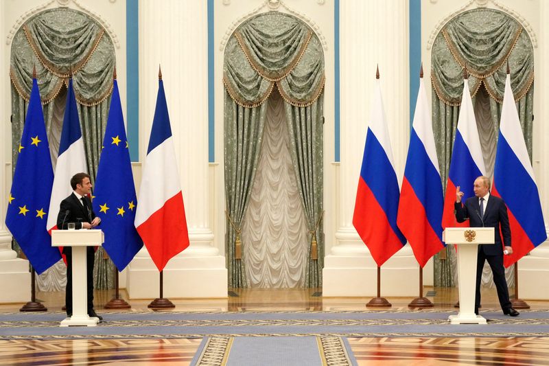&copy; Reuters. الرئيسان الروسي فلاديمير بوتين (إلى اليمين) والفرنسي إيمانويل ماكرون خلال مؤتمر صحفي مشترك في موسكو يوم 7 فبراير شباط 2022. صورة لرويترز من ممث