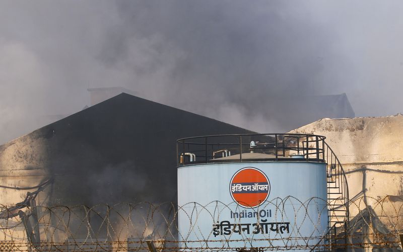 &copy; Reuters. FILE PHOTO: Smoke rises from a depot of state-run Indian Oil Corp (IOC) in Taloja on the outskirts of Mumbai January 18, 2011. REUTERS/Danish Siddiqui