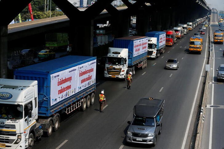 &copy; Reuters. Police stand guard as hundreds of trucks drive towards the Ministry of Energy headquarter as they protest over diesel prices in Bangkok, Thailand February 8, 2022. REUTERS/Soe Zeya Tun