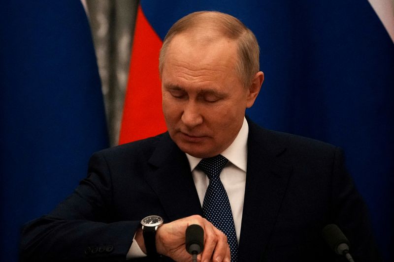 &copy; Reuters. Presidente da Rússia, Vladimir Putin, olha relógio antes de entrevista coletiva conjunta com o presidente da França, Emmanuel Macron, em Moscou
07/02/2022 Thibault Camus/Pool via REUTERS