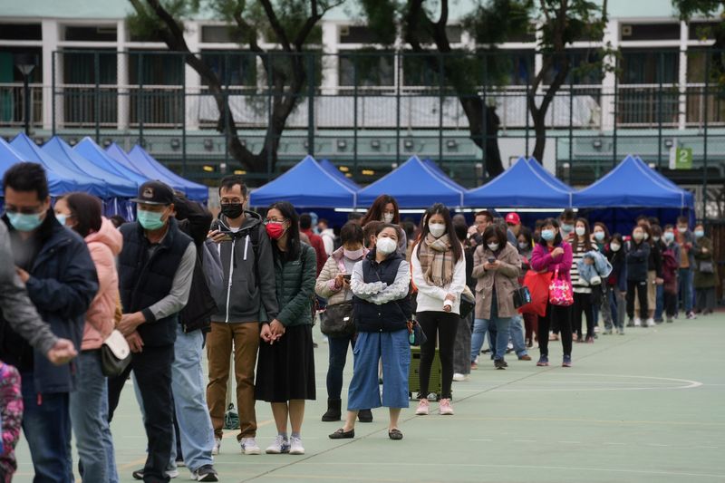 &copy; Reuters. 香港政府は８日、厳格な新型コロナウイルス感染防止対策を発表した。検査センターで８日撮影。（２０２２年　ロイター/Lam Yik）