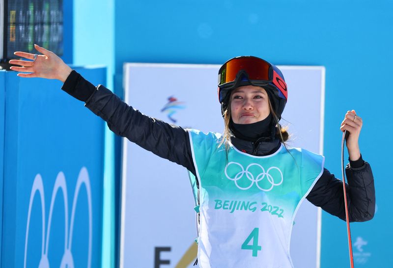 &copy; Reuters. Gu Ailing Eileen, tras ganar el oro en la prueba de esquí acrobático 'big air' de los Juegos Olímpicos de Pekín 2022, en Pekín, China - 8 de febrero de 2022. REUTERS/Fabrizio Bensch