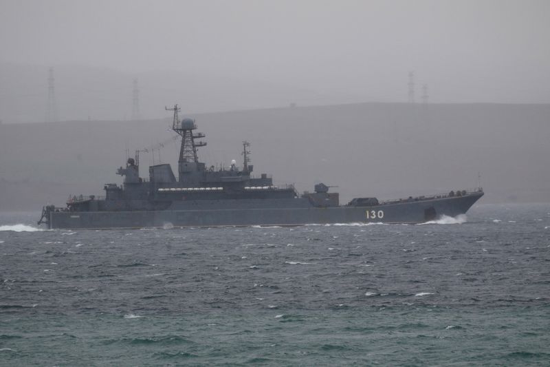 © Reuters. The Russian Navy's large landing ship Korolev sets sail in the Dardanelles, on its way to the Black Sea, in Canakkale, Turkey February 8, 2022. REUTERS/Yoruk Isik