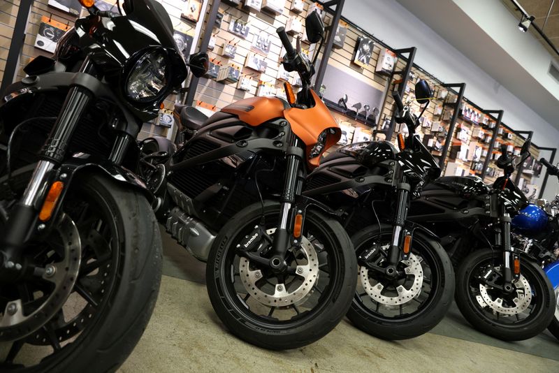 &copy; Reuters. FILE PHOTO - Electric motorcycles by Harley-Davidson and LiveWire are seen at a Harley-Davidson dealership in Queens, New York City, U.S., February 7, 2022. REUTERS/Andrew Kelly