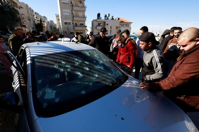 © Reuters. أشخاص في موقع مقتل ثلاثة فلسطينيين على أيدي قوات الأمن الإسرائيلية في نابلس يوم الثلاثاء. تصوير: محمد تركمان - رويترز