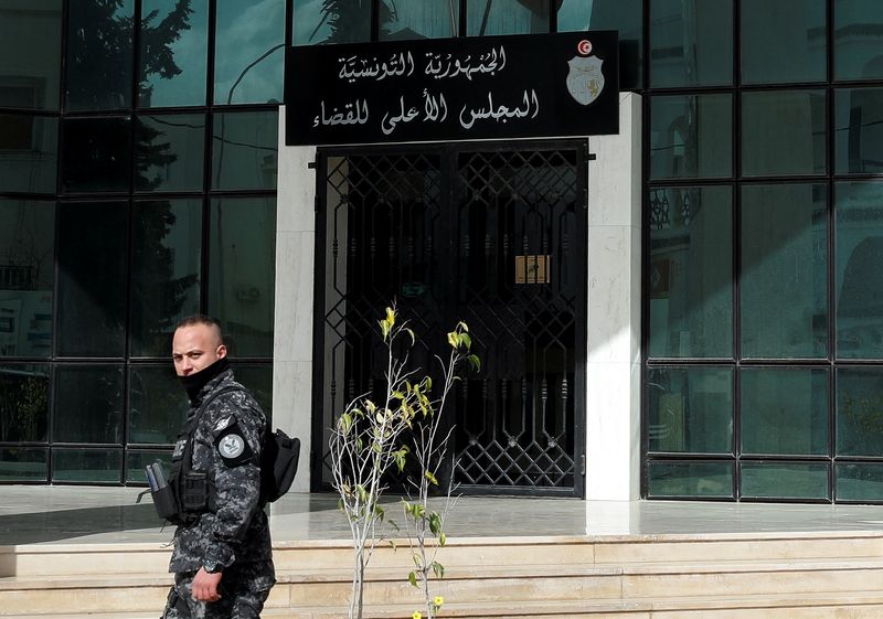 © Reuters. رجل أمن أمام المجلس الأعلى للقضاء في تونس يوم 6 فبراير شباط 2022. رويترز