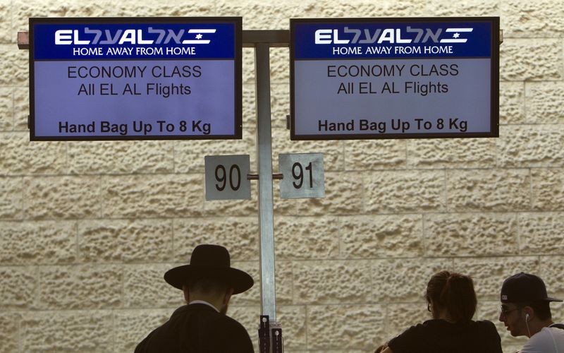 &copy; Reuters. شعار شركة طيران العال الإسرائيلية في مطار بن جوريون بالقرب من تل أبيب في صورة من أرشيف رويترز.