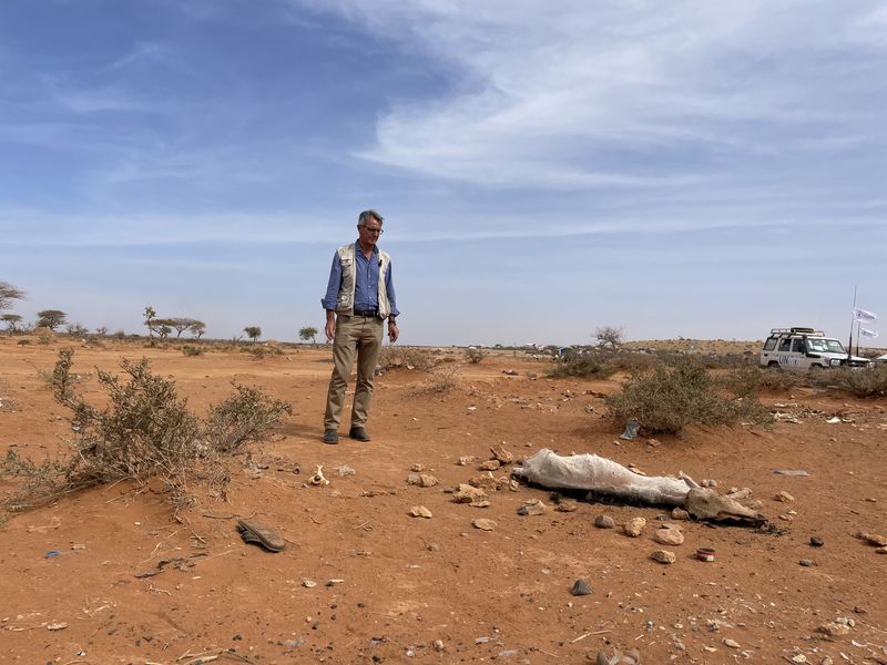 &copy; Reuters. مايكل دانفورد، المدير الإقليمي بالمكتب الإقليمي لبرنامج الأغذية العالمي في شرق أفريقيا أثناء زيارة إلى مخيم للنازحين في المنطقة الصومالية