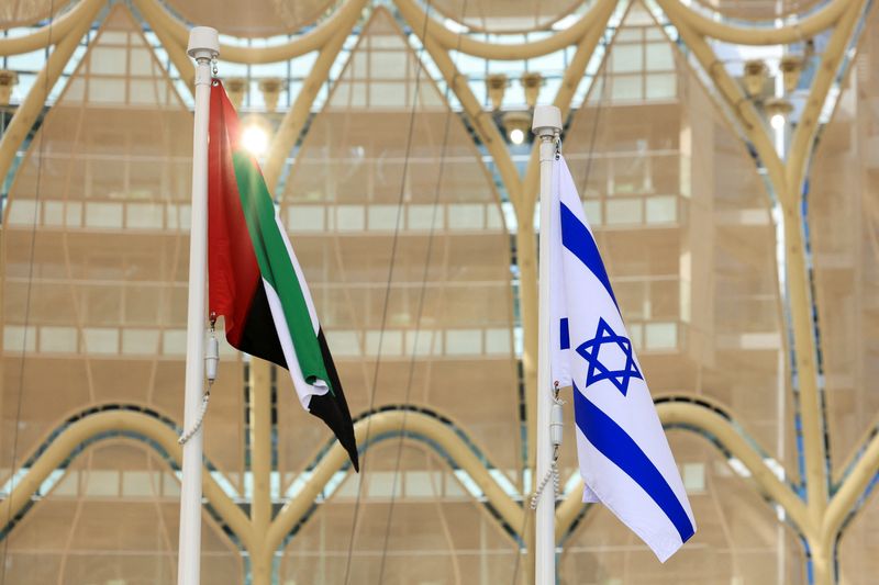 &copy; Reuters. العلمان الإماراتي والإسرائيلي في إكسبو دبي 2020 يوم 31 يناير كانون الثاني 2022. تصوير: كريستوفر بايك - رويترز