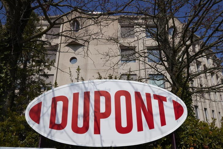 &copy; Reuters. A logo is pictured outside of Dupont offices in Geneva, Switzerland, April 15, 2021. REUTERS/Denis Balibouse