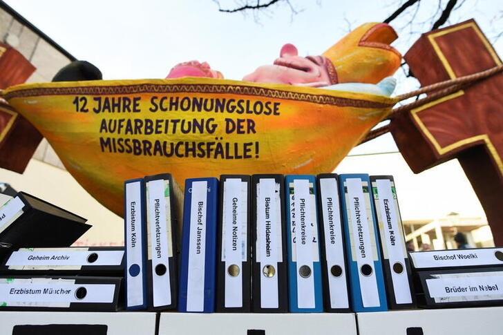 &copy; Reuters. Imagen de archivo de una protesta contra la Iglesa alemana frente a la Academia Católica en Múnich, Alemania. 27 enero 2022. REUTERS/Andreas Gebert