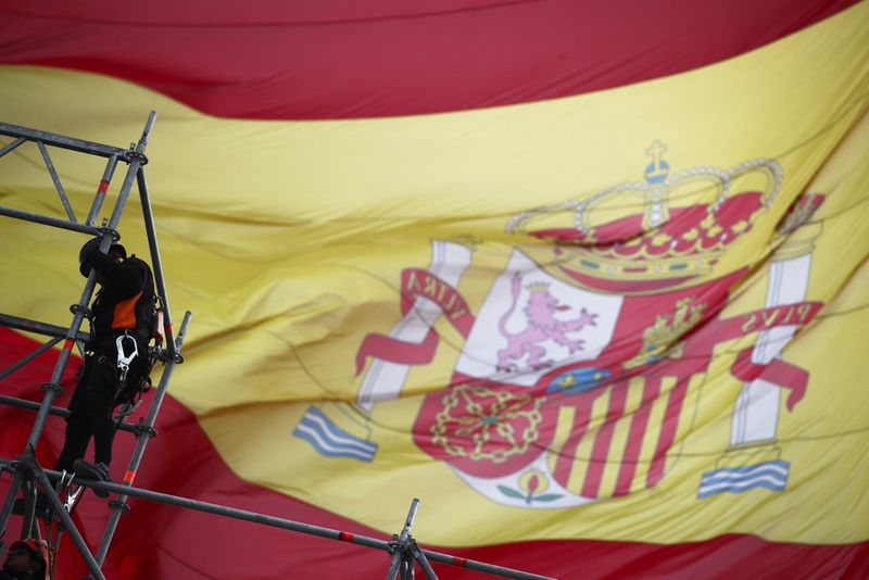 © Reuters. FOTO DE ARCHIVO: Una persona subida a un andamio junto a la bandera española en la plaza de Colón de Madrid, España, el 2 de noviembre de 2022. REUTERS/Sergio Pérez