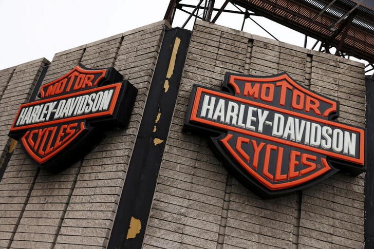 © Reuters. The logo of Harley-Davidson motorcycles is seen at a dealership in Queens, New York City, U.S., February 7, 2022. REUTERS/Andrew Kelly