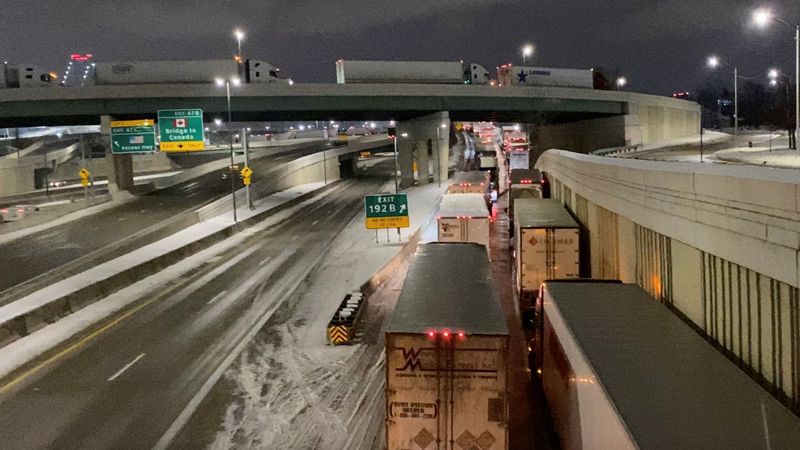 &copy; Reuters. Caminhoneiros bloqueiam ponte que liga Canadá e Estados Unidos
07/02/2022 Macomb County Scanner/Divulgação via REUTERS