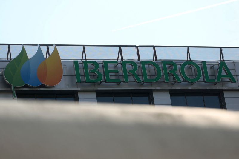 © Reuters. FOTO DE ARCHIVO: El logotipo de Iberdrola en su sede de Madrid, España, el 23 de mayo de 2018. REUTERS/Sergio Pérez