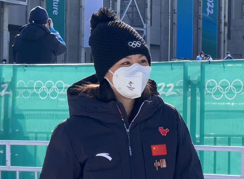 &copy; Reuters. La tenista china Peng Shuai deja el evento femenino de salto de altura en esquí estilo libre de los Juegos Olímpicos de Invierno de Pekín 2022 en la Big Air Shougang de Pekín, China. 8 de febrero, 2022. REUTERS/Staff