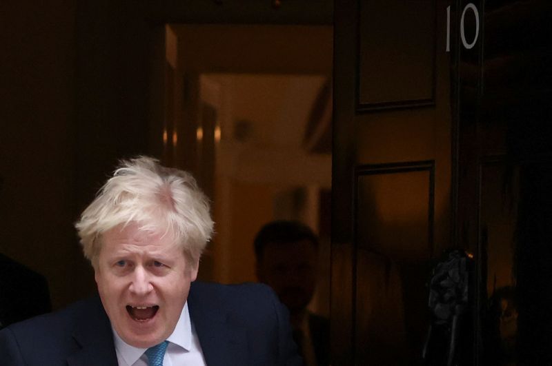 © Reuters. El primer ministro británico Boris Johnson habla mientras sale del número 10 de Downing Street en Londres, Gran Bretaña. 8 de febrero de 2022. REUTERS/Tom Nicholson 