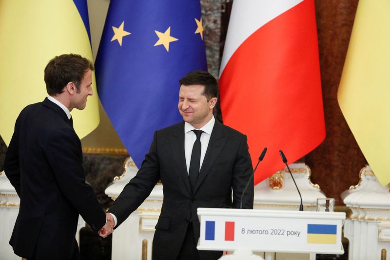 &copy; Reuters. 2月8日、フランスのマクロン大統領は前日のロシアに続きウクライナを訪問し、ゼレンスキー大統領と会談した。突破口は見いだせていないものの、危機を解決する手段はあるとの考えを示