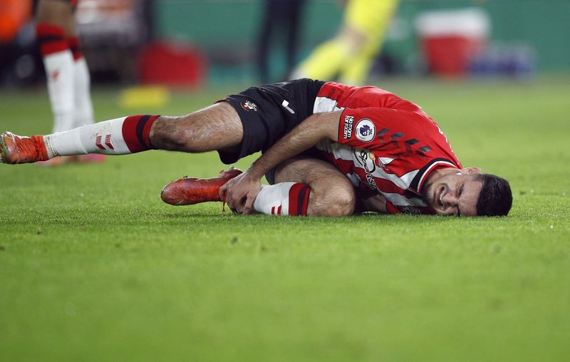 &copy; Reuters. أرماندو برويا لاعب ساوثامبتون بعد إصابته خلال مباراة في ساوثامبتون يوم 11 يناير كانون الثاني 2022. تصوير: بيتر نيكولز - رويترز (تستخدم الصورة لل