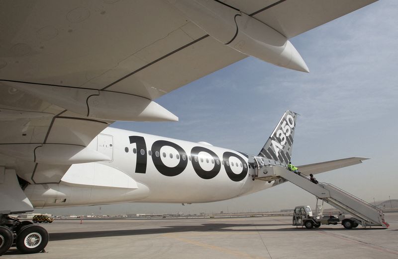 &copy; Reuters. طائرة من طراز من طراز إيه 350-1000 في مطار الدوحة الدولي في صورة من أرشيف رويترز.