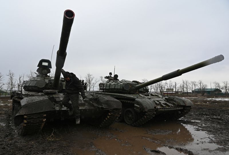 &copy; Reuters. FOTO DE ARCHIVO: Dos tanques del ejército ruso en la region de Rostov, Rusia, el 3 de febrero de 2022. REUTERS/Sergey Pivovarov