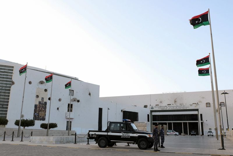 &copy; Reuters. قوات الأمن تحرس مبنى البرلمان في مدينة سرت في ليبيا يوم 7 مارس آذار 2021. تصوير: عصام الفيتوري - رويترز.