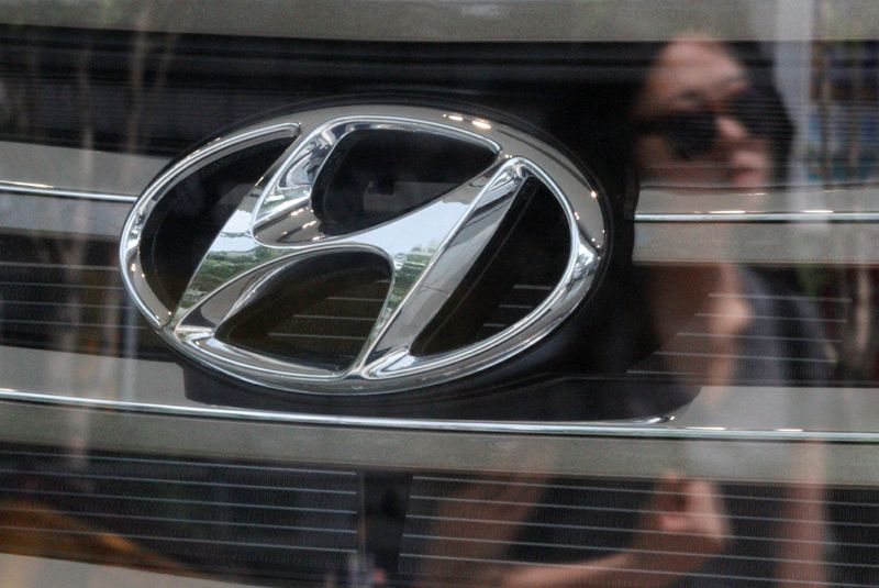 &copy; Reuters. FILE PHOTO: The company logo of Hyundai Motor on a Santa Fe sport utility vehicle and a woman's reflection is seen through the window of a Hyundai dealership in Seoul July 2, 2012.   REUTERS/Kim Hong-Ji/File Photo