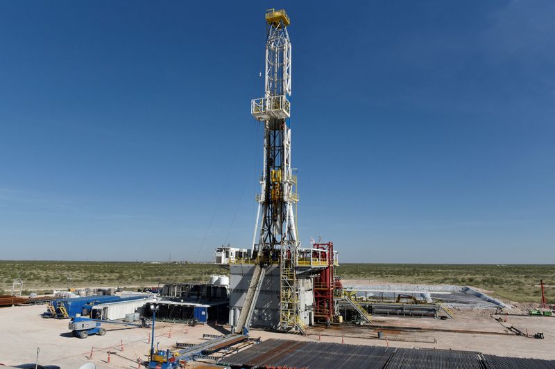 &copy; Reuters. FILE PHOTO: A drilling rig on a lease owned by Oasis Petroleum operates in the Permian Basin oil and natural gas production area near Wink, Texas U.S. August 22, 2018. REUTERS/Nick Oxford